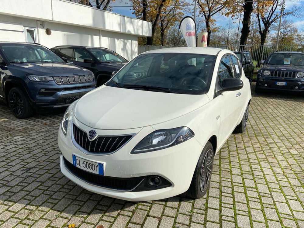 Lancia Ypsilon usata a Caserta (3)