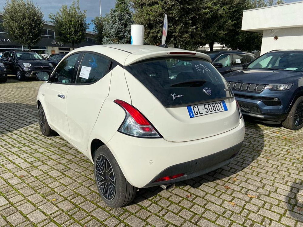 Lancia Ypsilon usata a Caserta (4)