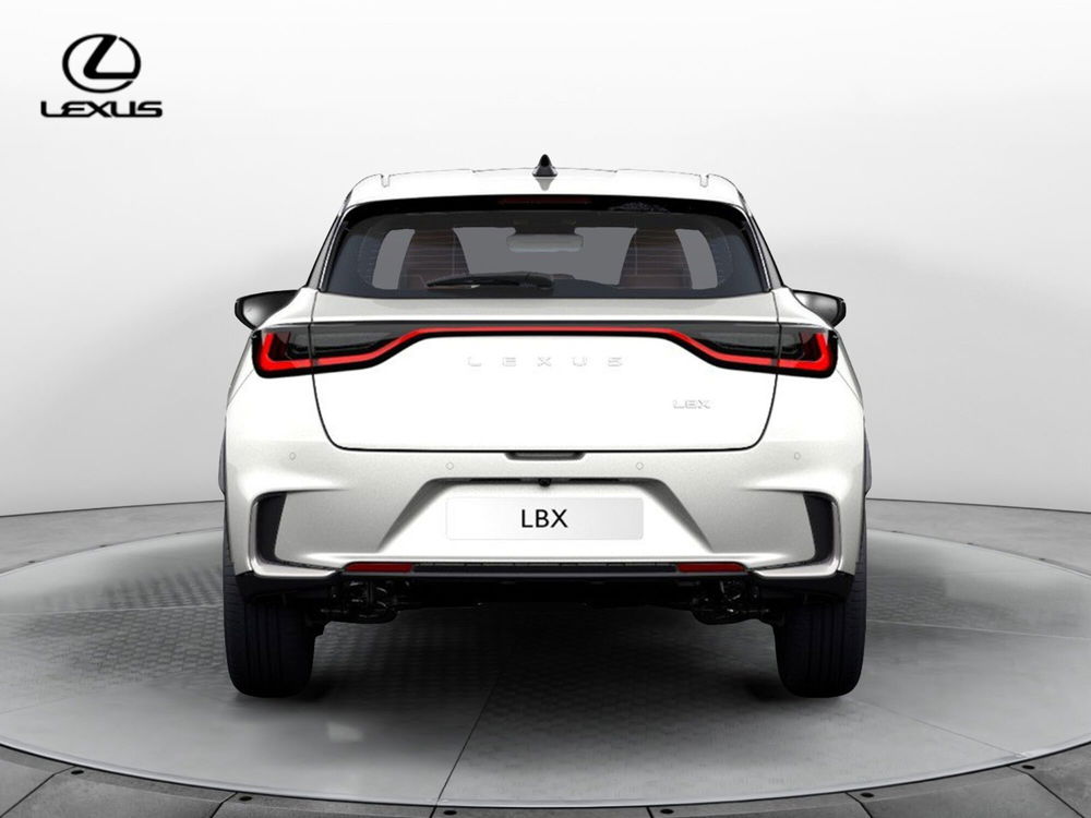 Lexus LBX nuova a Cremona (3)