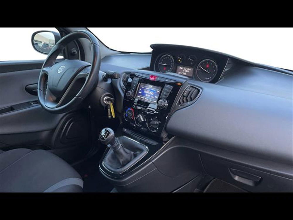 Lancia Ypsilon usata a Parma (10)