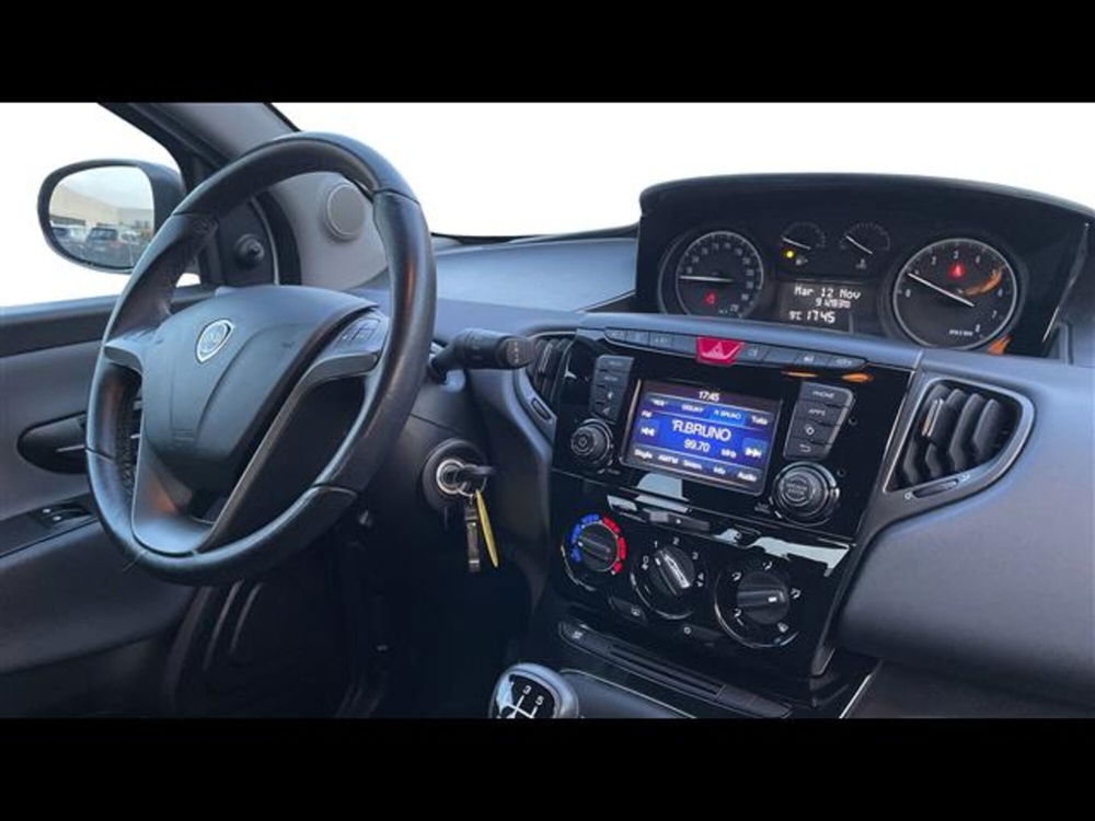 Lancia Ypsilon usata a Parma (12)