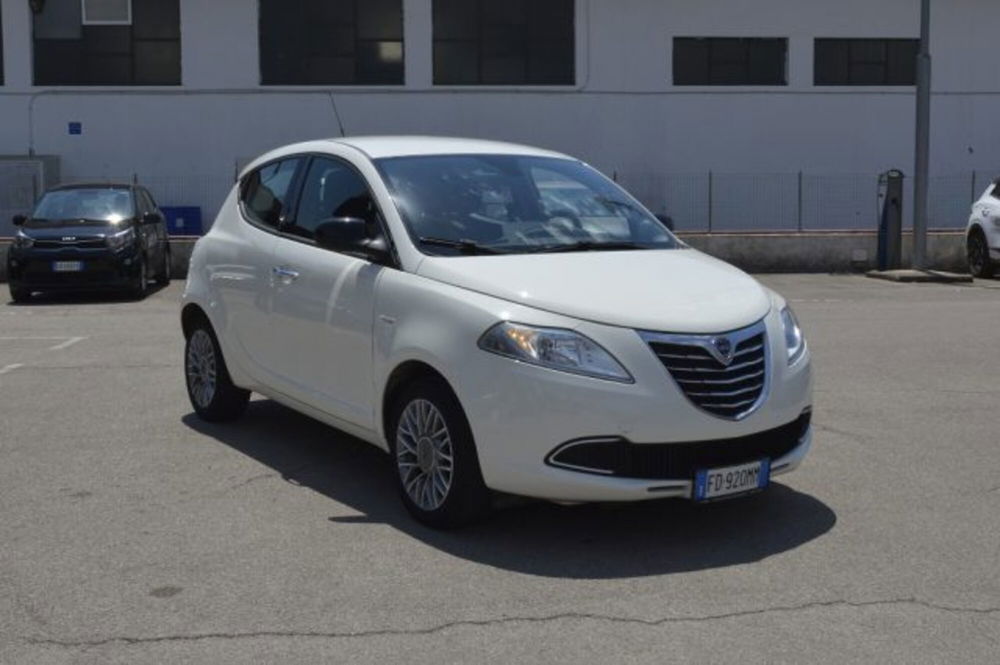 Lancia Ypsilon usata a Latina