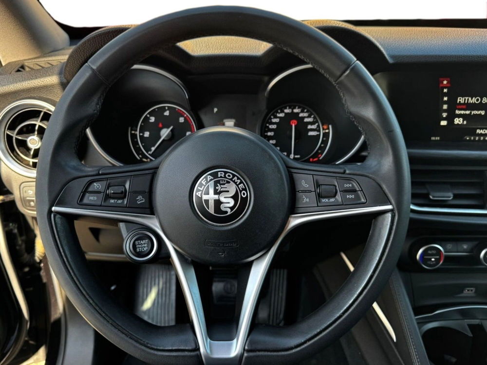 Alfa Romeo Stelvio usata a Bari (8)