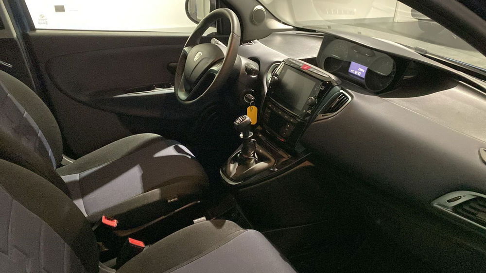 Lancia Ypsilon usata a Bergamo (16)