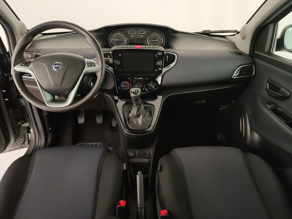 Lancia Ypsilon usata a Caserta (15)