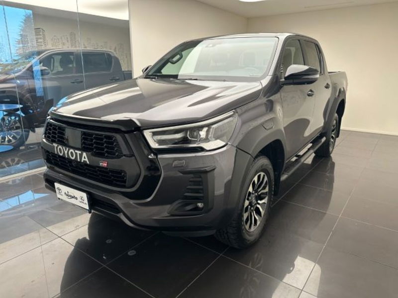 Toyota Hilux 2.8 D A/T 4WD porte Double Cab Invincible del 2023 usata a Cuneo