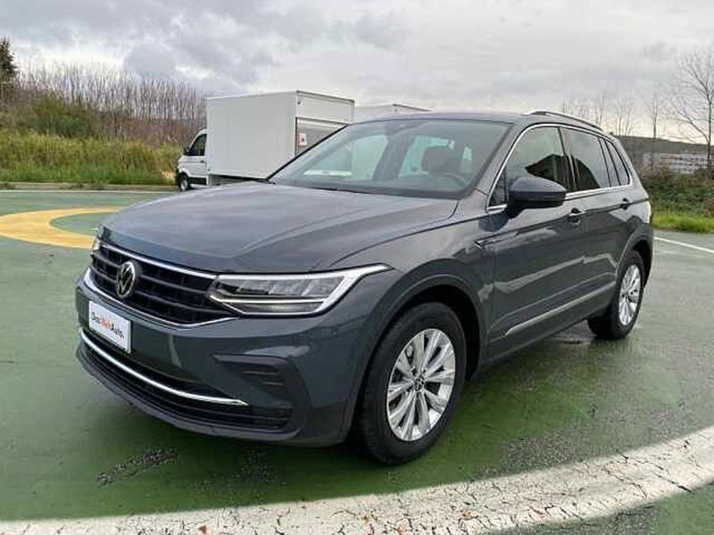 Volkswagen Tiguan 2.0 tdi Life 150cv dsg del 2021 usata a Casoria