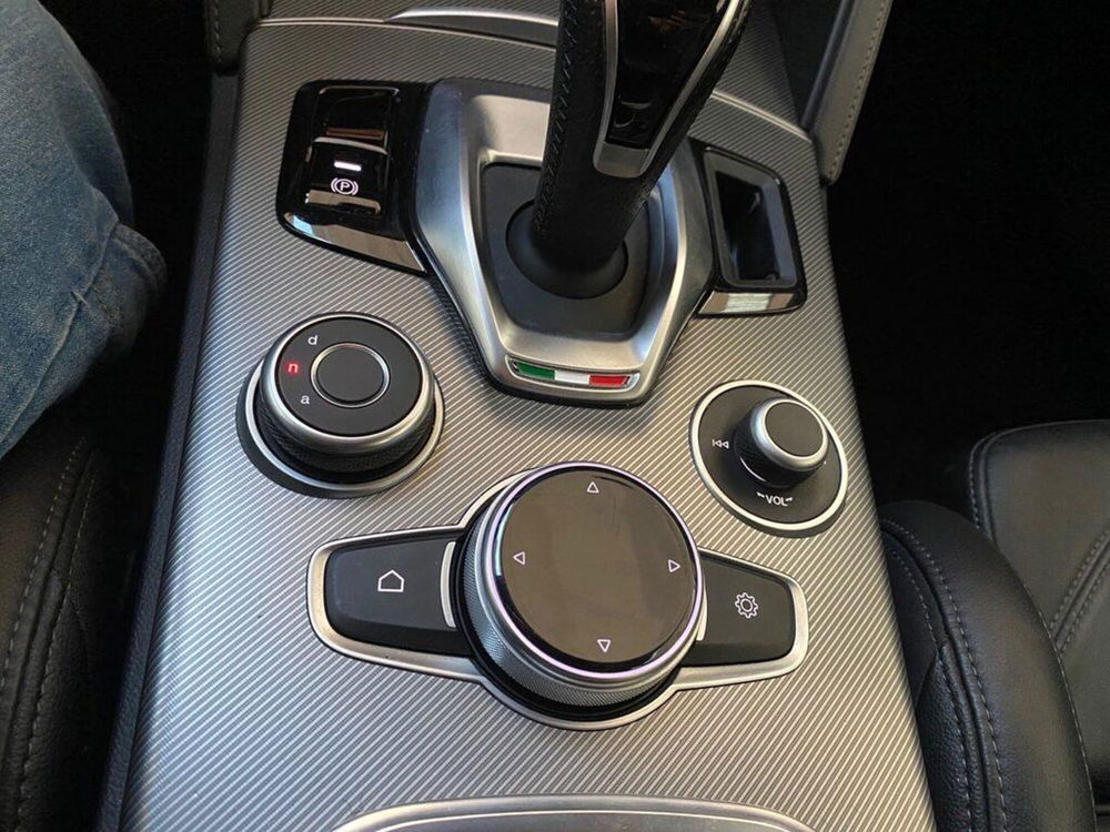 Alfa Romeo Stelvio usata a Torino (14)