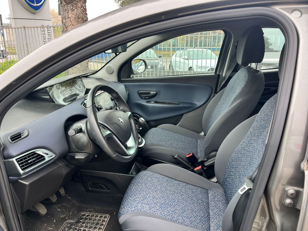 Lancia Ypsilon usata a Milano (11)