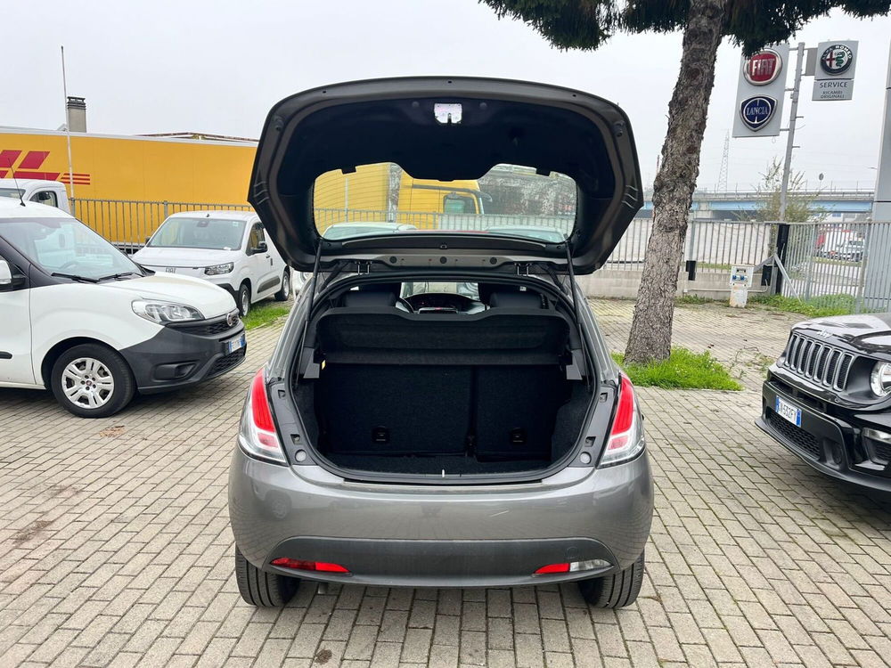 Lancia Ypsilon usata a Milano (9)