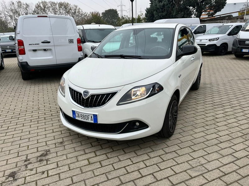 Lancia Ypsilon 1.0 FireFly 5 porte S&amp;S Hybrid Ecochic Gold  del 2023 usata a Milano