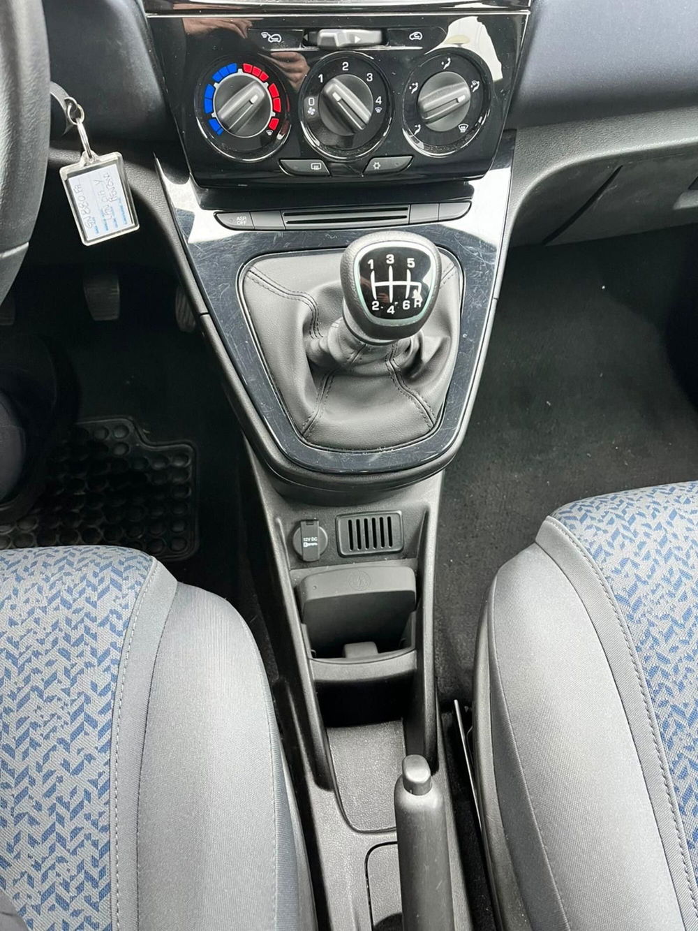 Lancia Ypsilon usata a Milano (18)