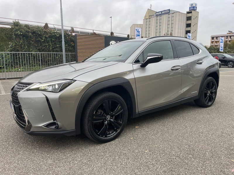 Lexus UX Hybrid Midnight del 2021 usata a Piacenza