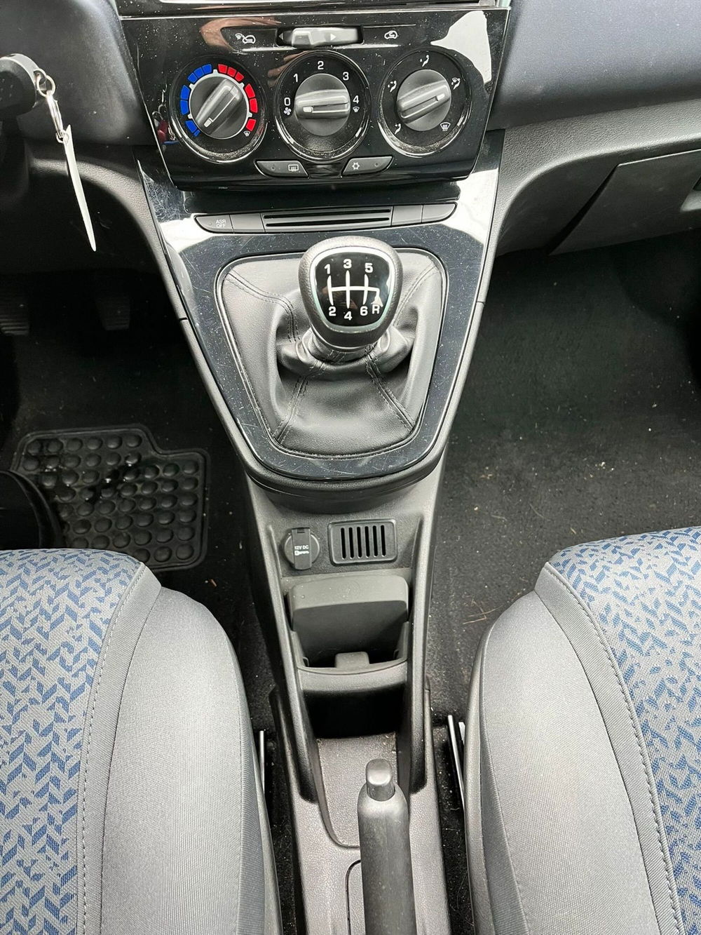 Lancia Ypsilon usata a Milano (17)