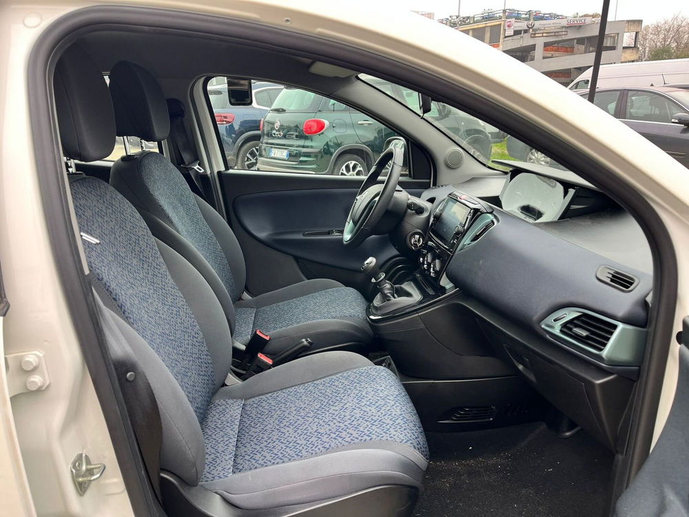 Lancia Ypsilon usata a Milano (12)