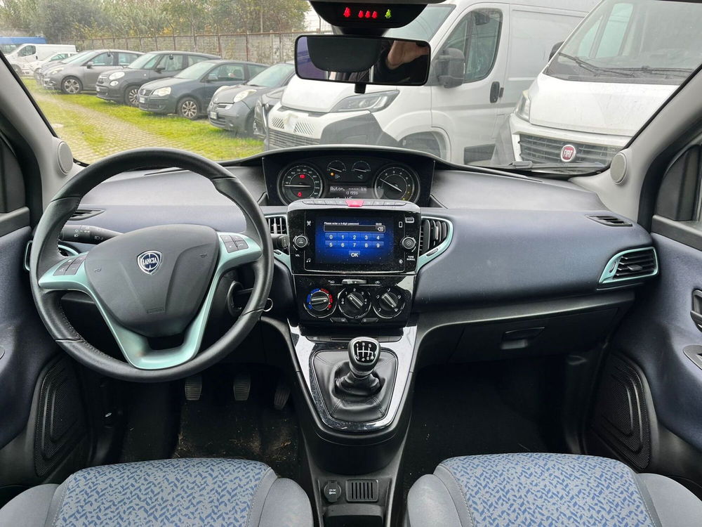 Lancia Ypsilon usata a Milano (15)