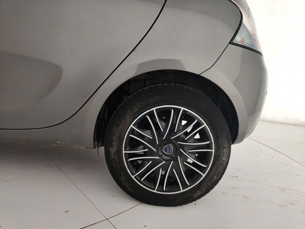 Lancia Ypsilon usata a Caserta (10)