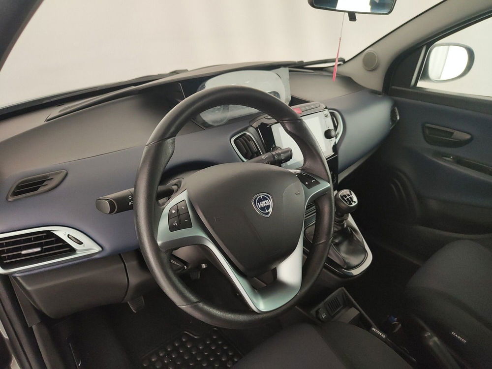 Lancia Ypsilon usata a Caserta (15)