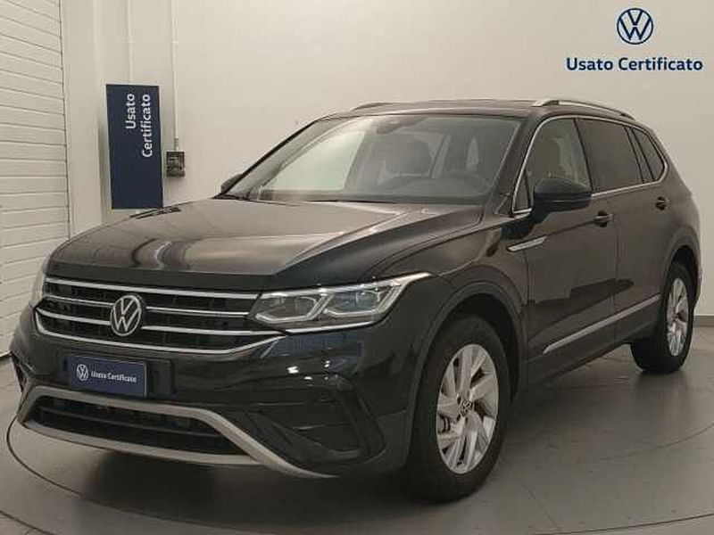 Volkswagen Tiguan Allspace 2.0 TDI SCR DSG 4MOTION Elegance nuova a Busto Arsizio