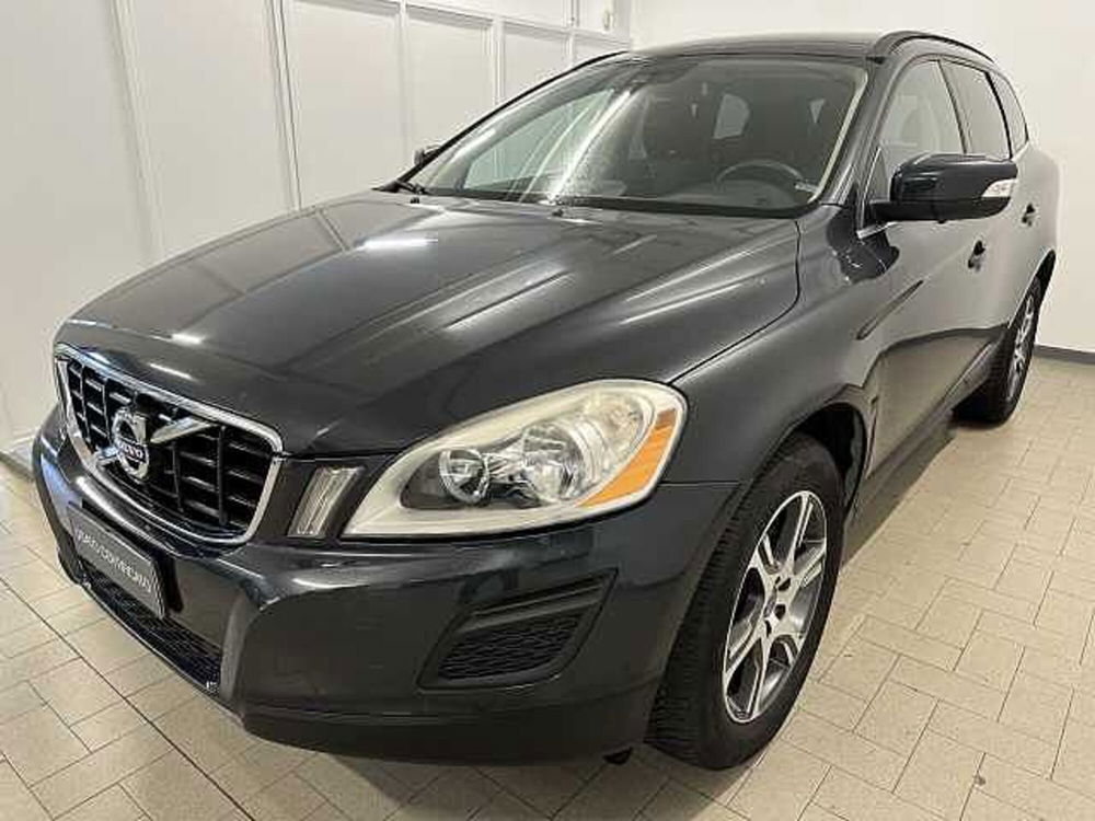 Volvo XC60 nuova a Macerata