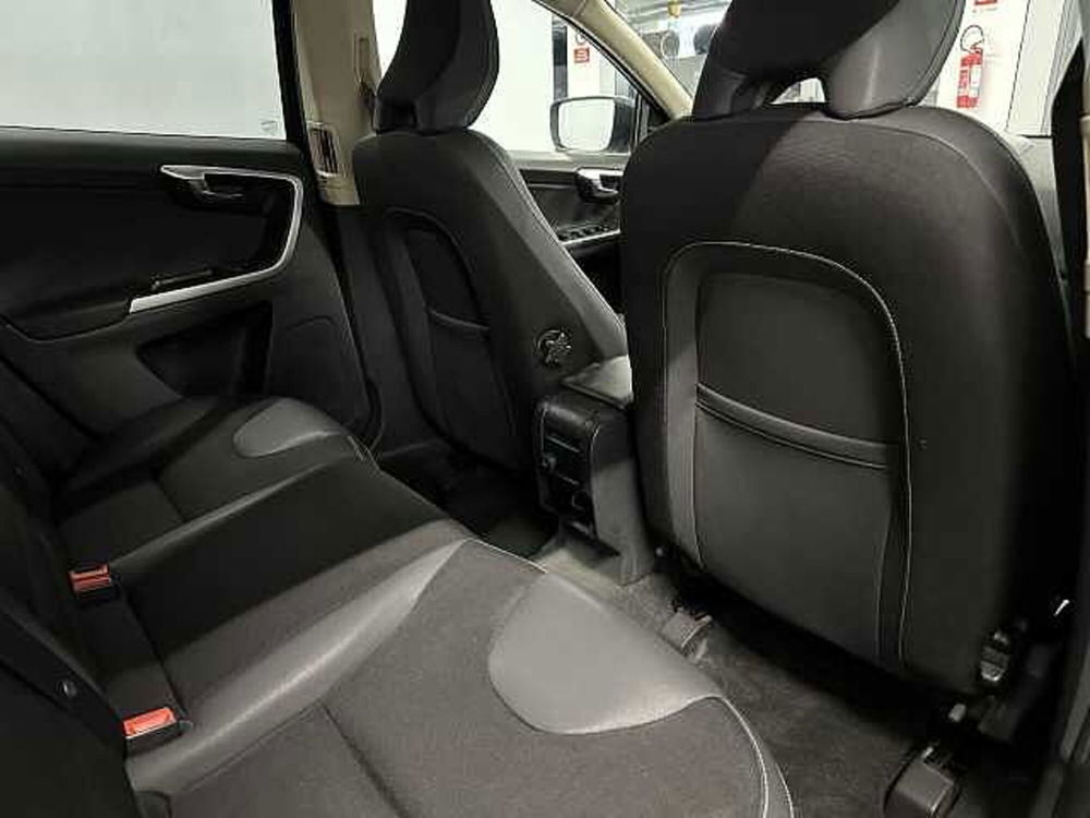 Volvo XC60 nuova a Macerata (18)