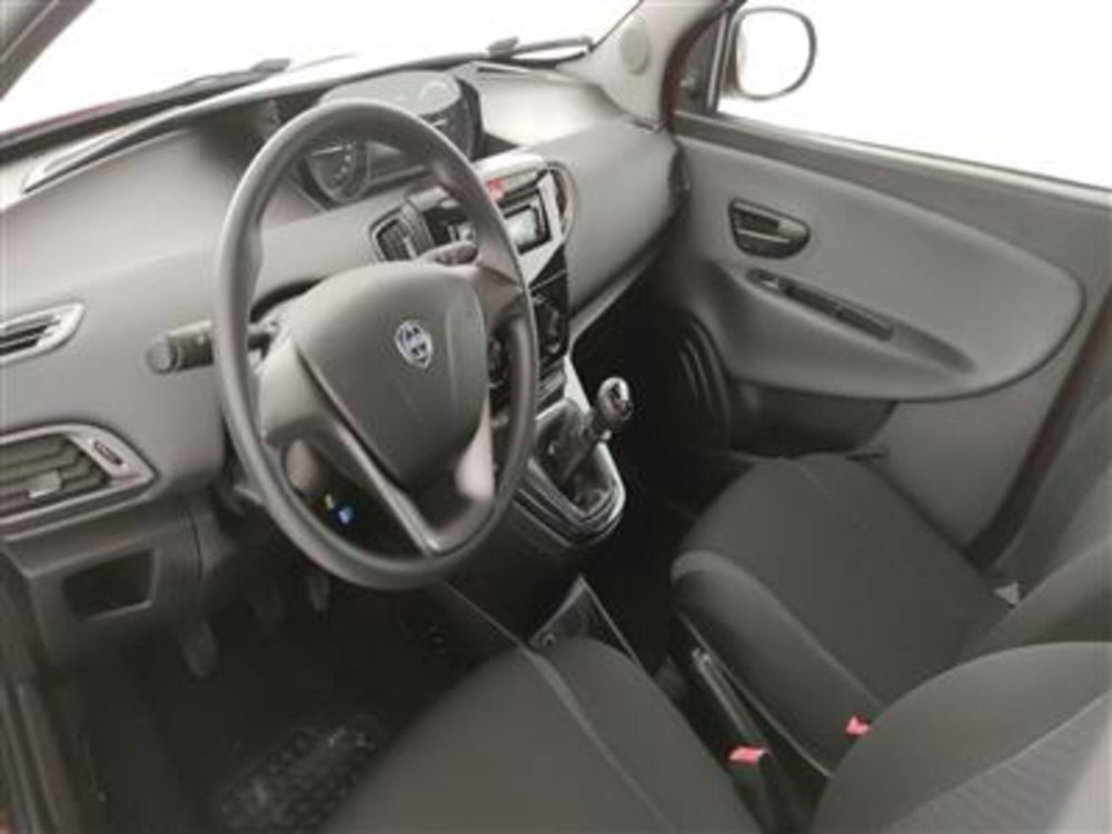 Lancia Ypsilon usata a Bari (13)