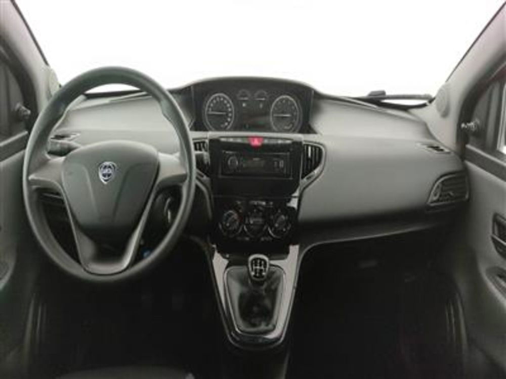 Lancia Ypsilon usata a Bari (14)