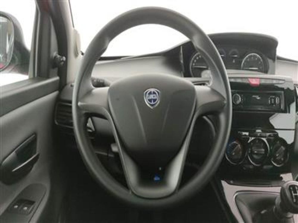 Lancia Ypsilon usata a Bari (15)