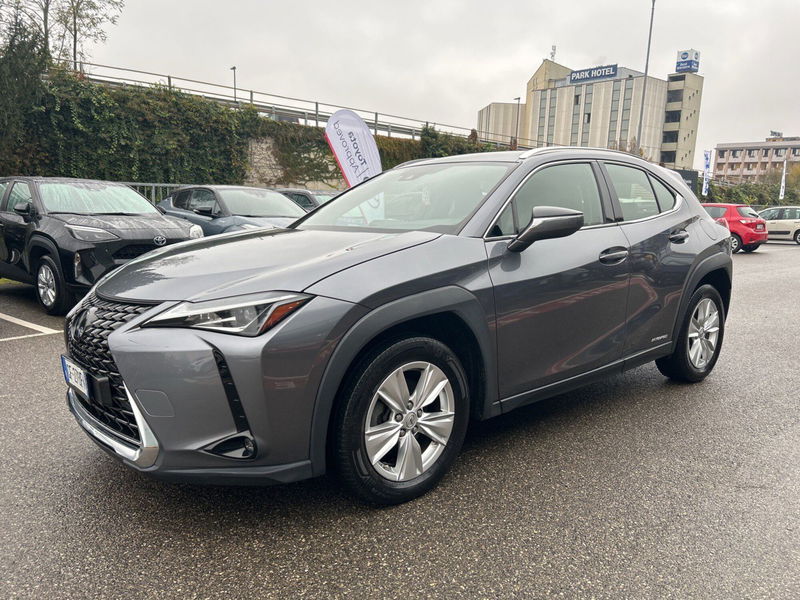 Lexus UX Hybrid Business del 2021 usata a Piacenza