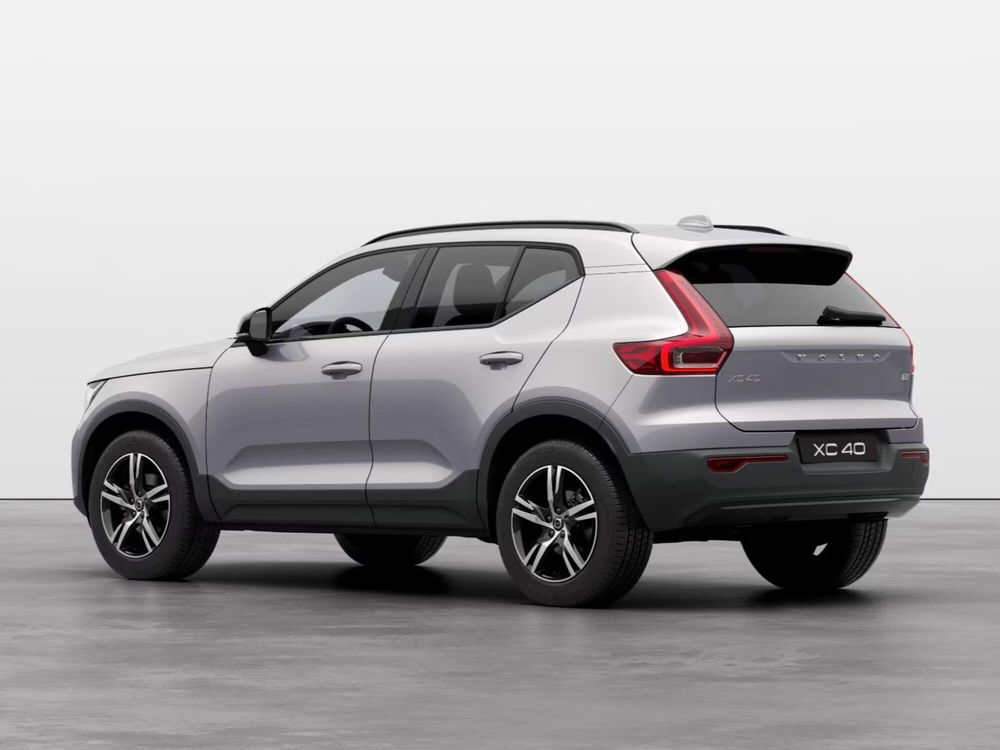 Volvo XC40 nuova a Bari (2)