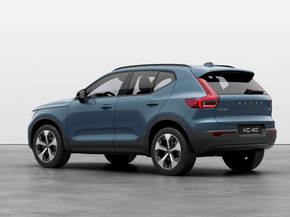 Volvo XC40 nuova a Bari (2)