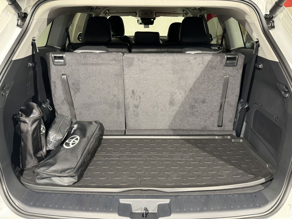 Toyota Highlander nuova a Lecco (14)