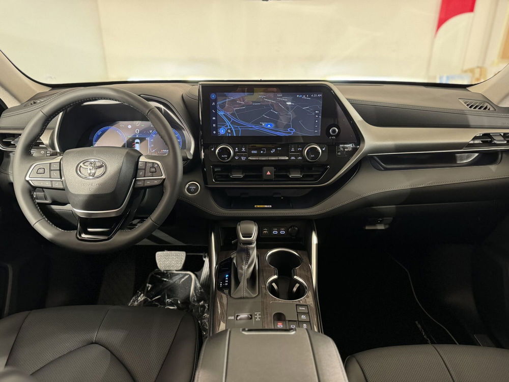 Toyota Highlander nuova a Lecco (7)