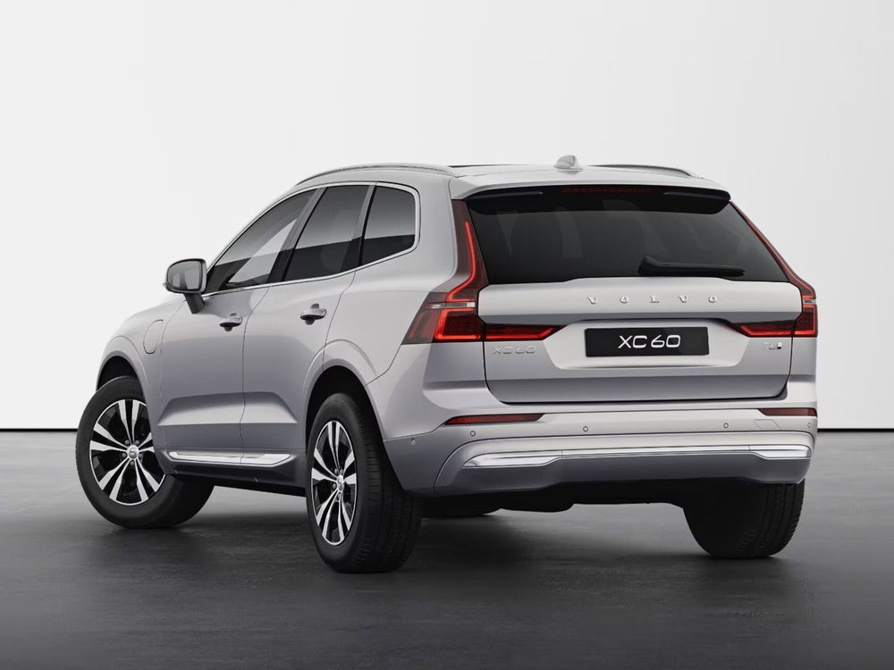 Volvo XC60 nuova a Bari (2)