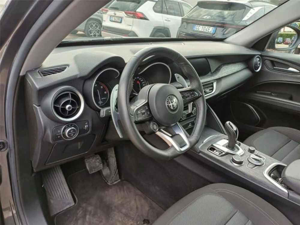 Alfa Romeo Stelvio usata a Bari (11)