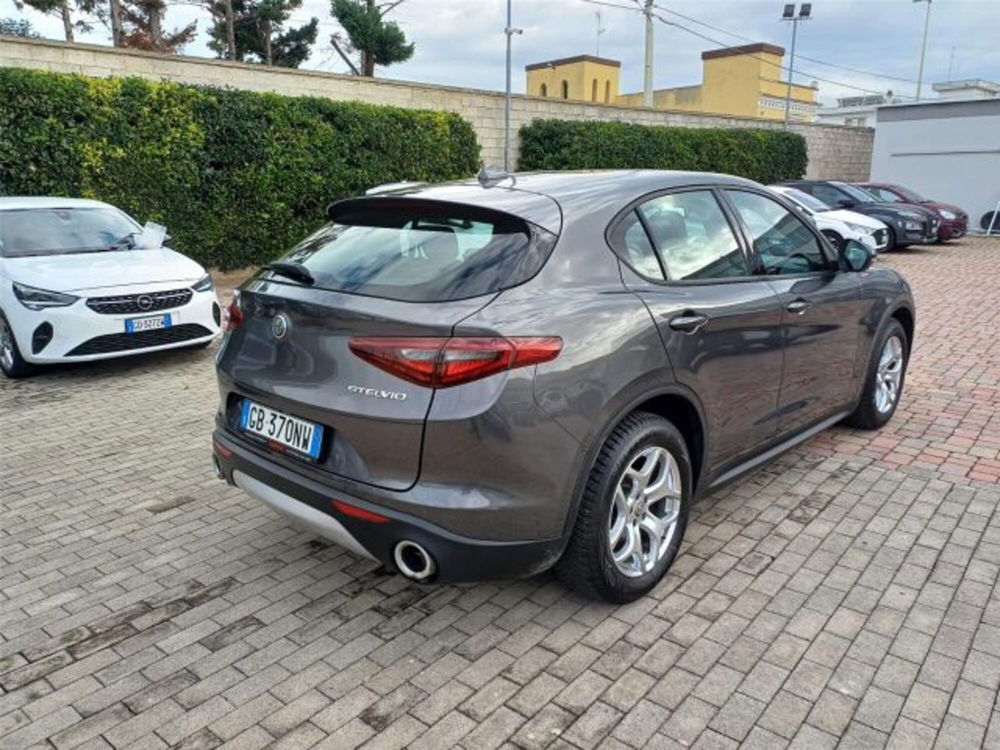 Alfa Romeo Stelvio usata a Bari (6)