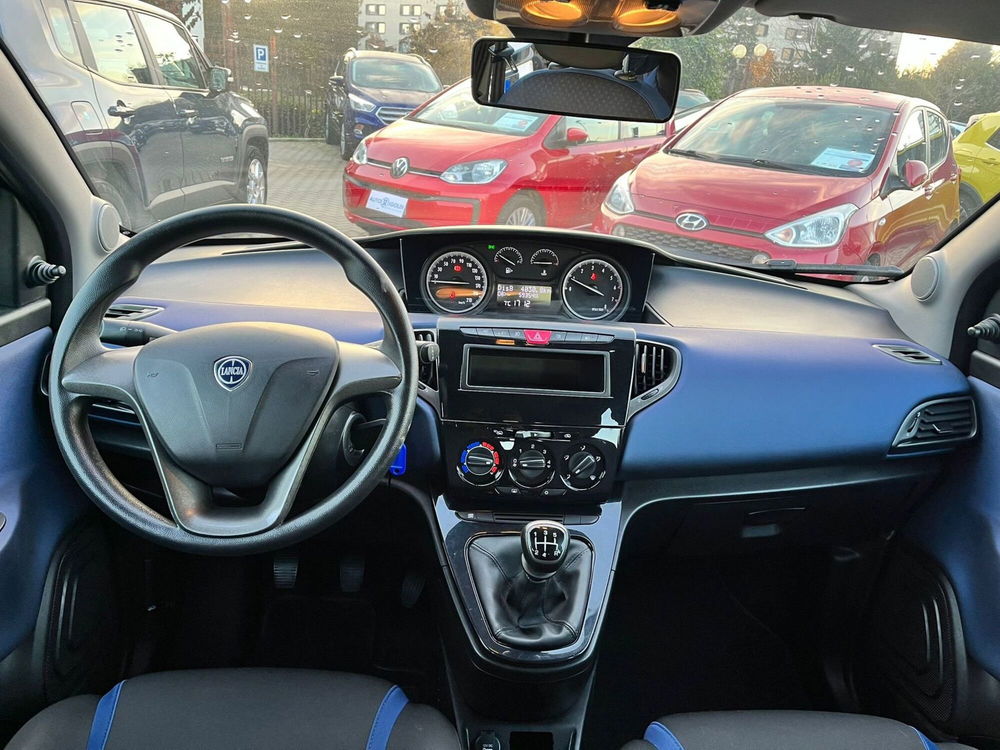 Lancia Ypsilon usata a Milano (15)