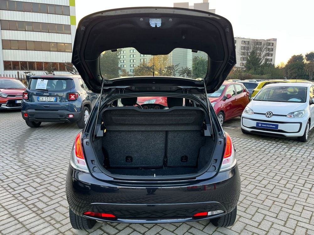 Lancia Ypsilon usata a Milano (9)