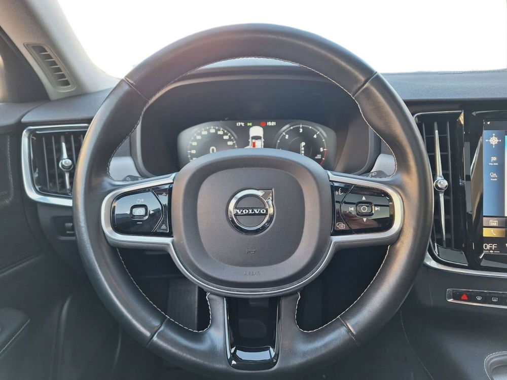 Volvo V90 Cross Country usata a Bari (11)