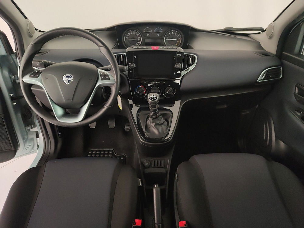 Lancia Ypsilon usata a Caserta (15)