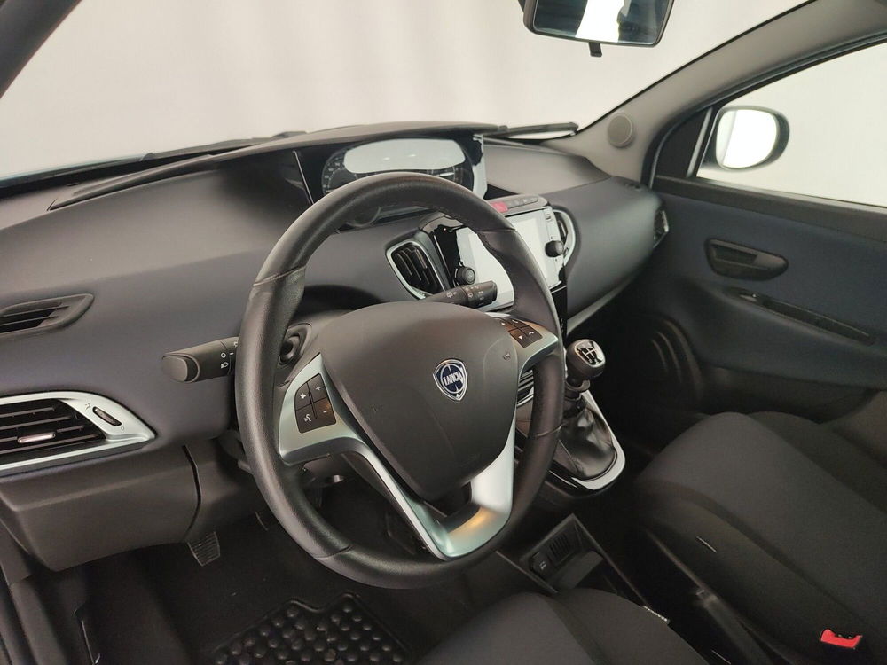 Lancia Ypsilon usata a Caserta (19)