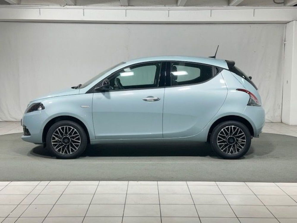 Lancia Ypsilon nuova a Sondrio (2)