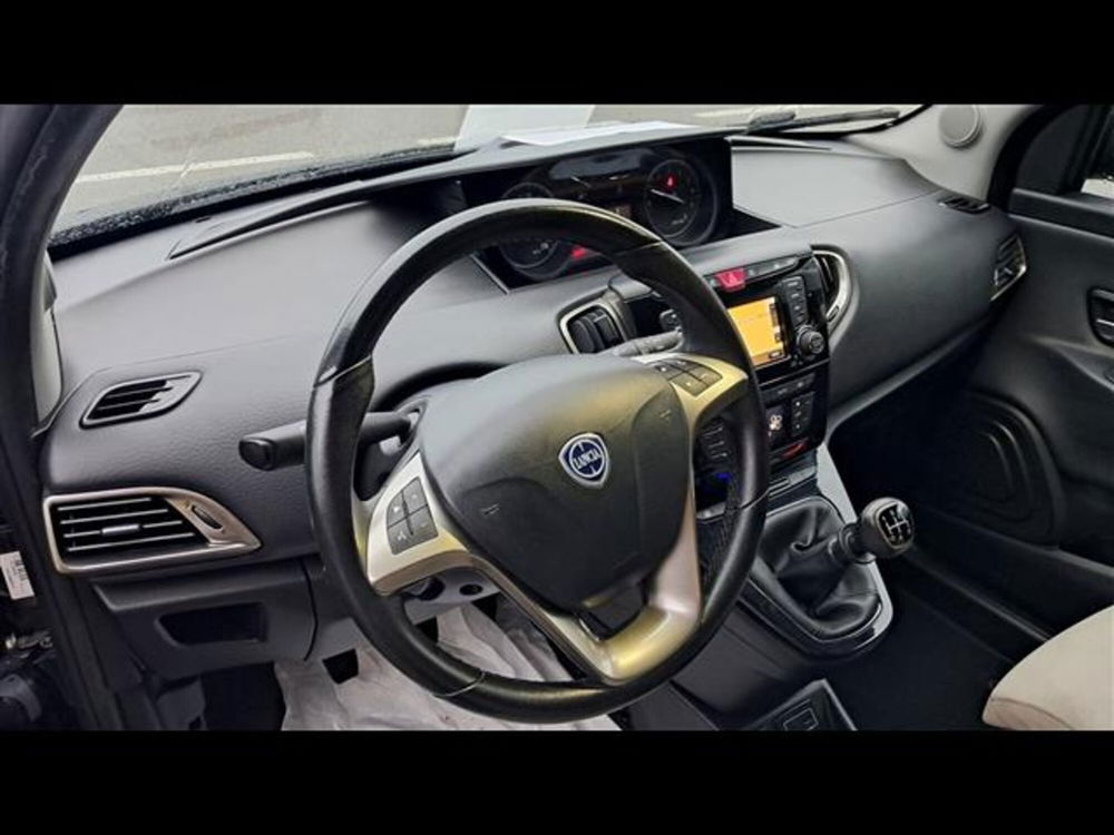 Lancia Ypsilon usata a Asti (14)