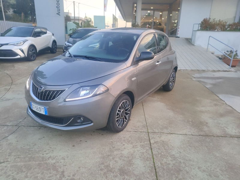 Lancia Ypsilon 1.0 FireFly 5 porte S&amp;S Hybrid Gold Plus del 2024 usata a Casarano