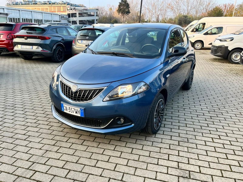 Lancia Ypsilon 1.0 FireFly 5 porte S&amp;S Hybrid Ecochic Gold  del 2023 usata a Milano