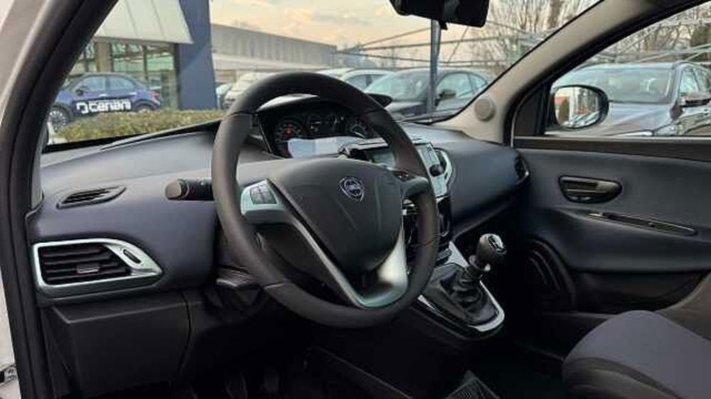 Lancia Ypsilon usata a Milano (9)