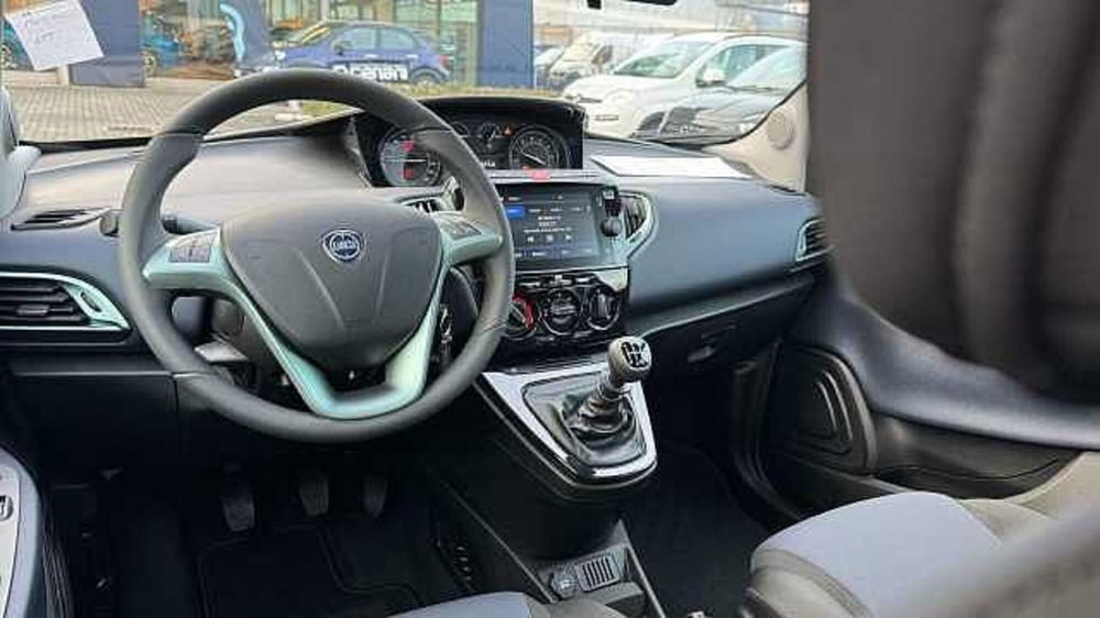 Lancia Ypsilon usata a Milano (16)