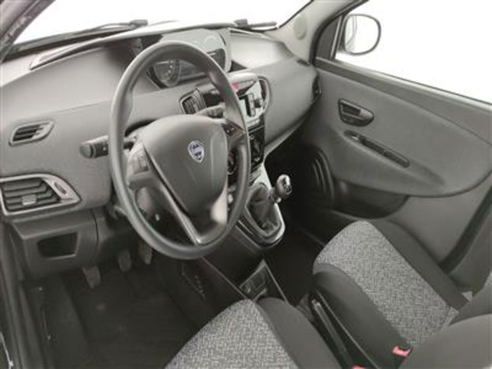 Lancia Ypsilon usata a Bari (13)