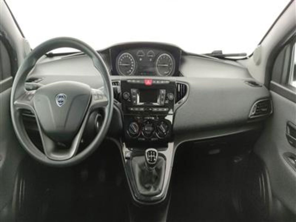 Lancia Ypsilon usata a Bari (14)