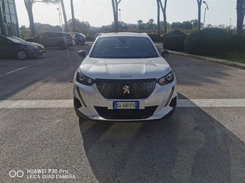 Peugeot 2008 PureTech 130 S&amp;S Allure Navi Pack del 2023 usata a Brindisi